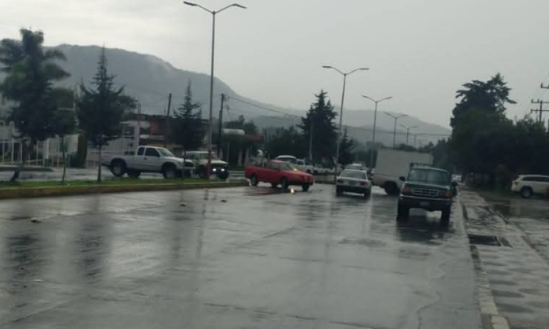 Violencia en Zitácuaro: balaceras, autos incendiados y un OXXO atacado
